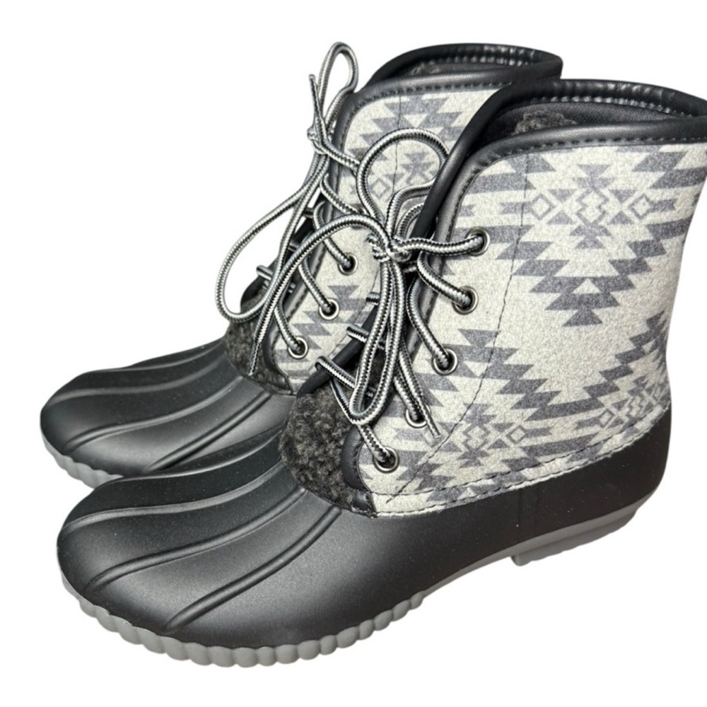 NWOT Simply Southern Gray Aztec Patterned Women's Duck Boots